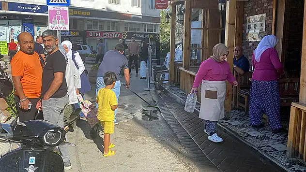 Boşanma aşamasındaki annesinin yanında gördüğü kişiyi bıçakladı

