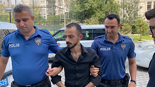 Boşanma aşamasındaki eşine silah çekince gözaltına alındı
