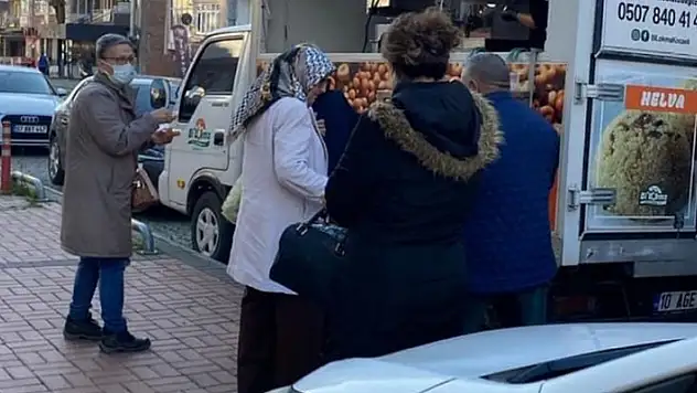 Boşanma davası sonuçlanan kadın, sevinçten lokma dağıttı
