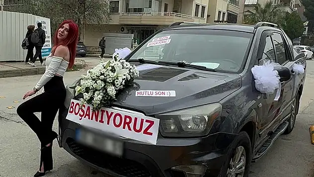 Boşanma davasına, 'Osman cehenneme kadar yolun var, boşanıyoruz' yazılı aracıyla gitti


