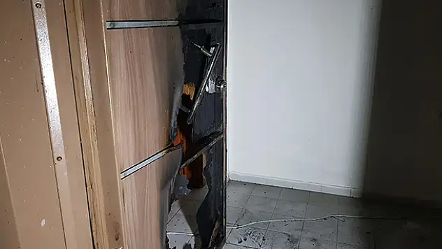 Boşanmak isteyen eşine kızıp evi yakmak istedi