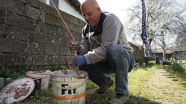 Boyacı muhtar adayı evleri boyama vaadiyle zafer kazandı
