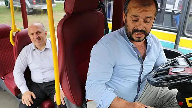 Böyle belediye başkanları da var: Makamına minibüsle gidip geliyor