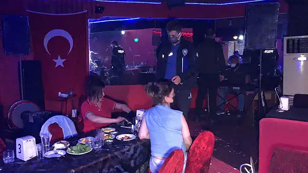 Böyle istikrar görülmedi! Konya'da 5. kez mühürlenen eğlence merkezindeki 27 kişiye ceza
