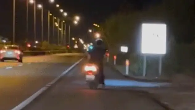 Böyle kaza görülmedi, motosiklet sürücüsü yol kenarındaki 'çöp atma' yazılı uyarı levhasına kafasını çarptı