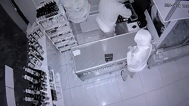 Böylesi görülmedi: Hırsızlar dükkana zarar vermesin diye kasaya harçlık bırakmaya başladı
