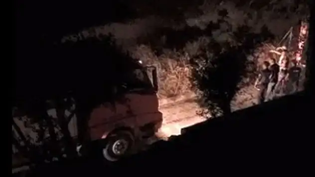Bozcaada'da şüphelinin otluk alanı ateşe verdiği anlar kamerada
