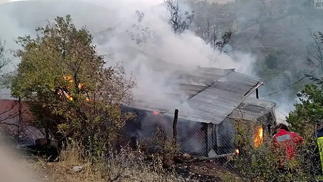 Bozkır'da bahçede yakılan otlar bir evi yaktı