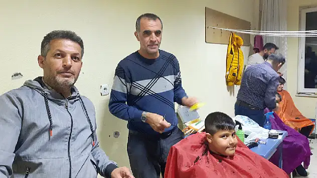 Bozkır'da berberler depremzedelere ücretsiz hizmet veriyor
