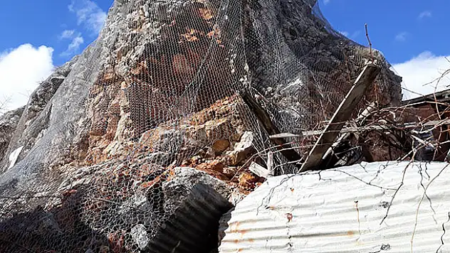 Bozkır'da etkili sağanak kayaları parçaladı