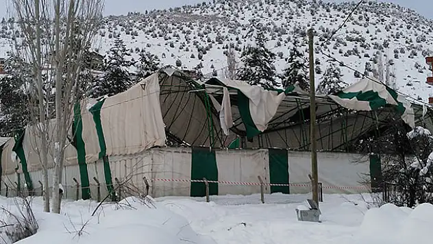 Bozkır'da halı saha çöktü