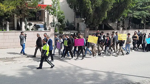 Bozkır'da lise öğrencileri okumanın önemine dikkat çekmek için yürüdü
