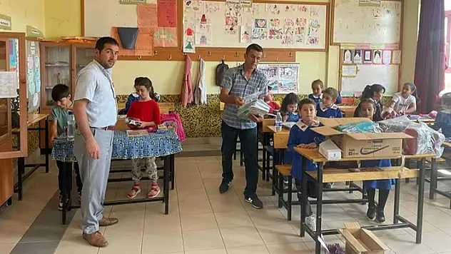Bozkır'da mahalle muhtarı öğrencilerin kırtasiye masraflarını karşıladı
