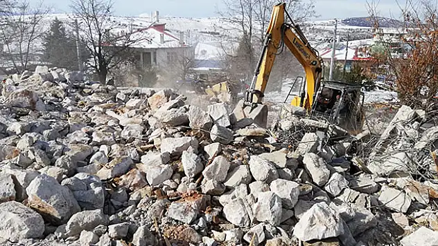 Bozkır'da metruk binalar yıkılıyor