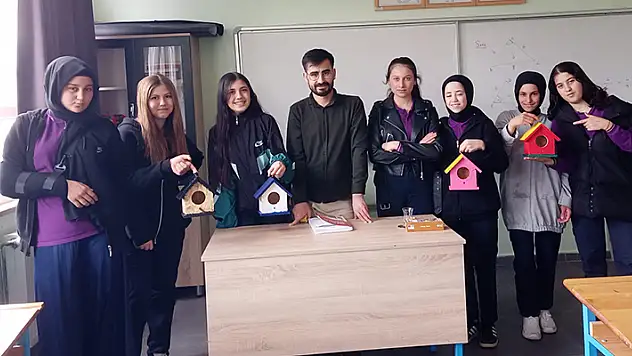 Bozkır'da öğrenciler doğadaki kuşlar için yuva yaptı
