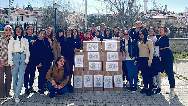 Bozkır'da üniversite öğrencileri ramazan kolisi dağıttı

