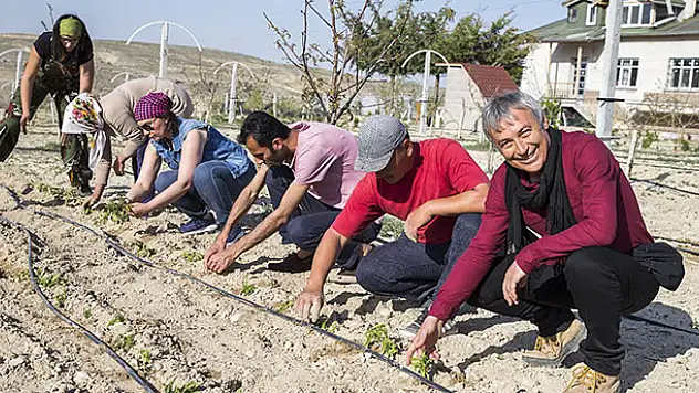 Bozkır'ın ortasına organik çiftlik kurdu
