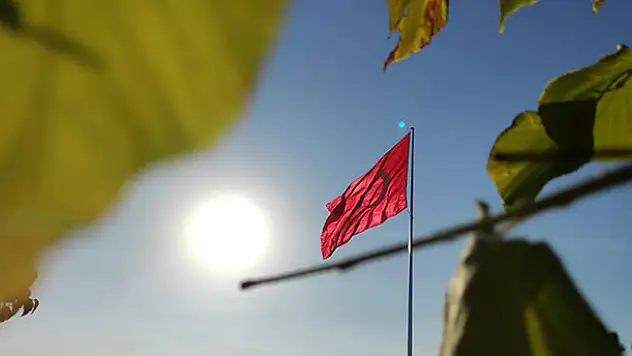 Bozkır Yelbeği Mahallesinde dev Türk bayrağı dikkat çekiyor