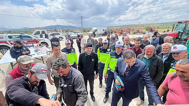 Bozkır'da çiftçilere reflektör dağıtıldı
