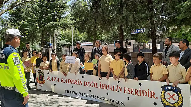 Bozkır'da ilkokul öğrencilerine trafik eğitimi