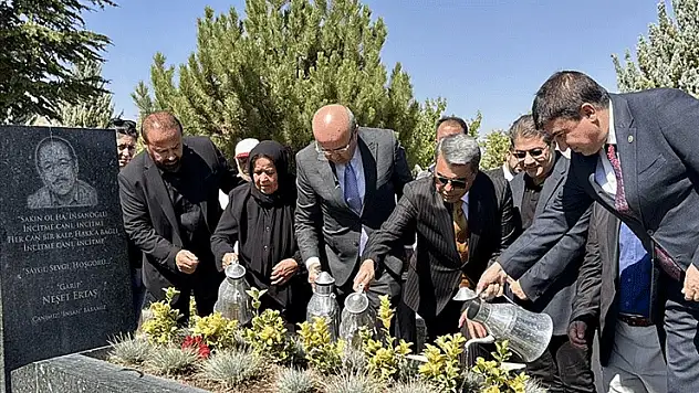 'Bozkırın Tezenesi' halk ozanı Neşet Ertaş, Kırşehir'de mezarı başında anıldı