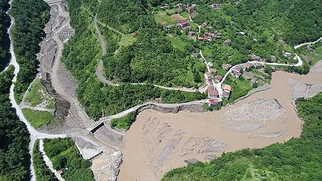 Bozkurt'ta heyelan nedeniyle 11 köyün bağlantı yolu çöktü
