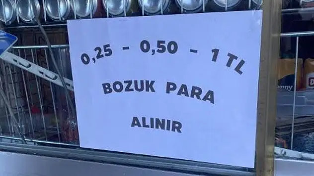 Bozuk para sıkıntısını yazı asarak çözmeye çalıştılar
