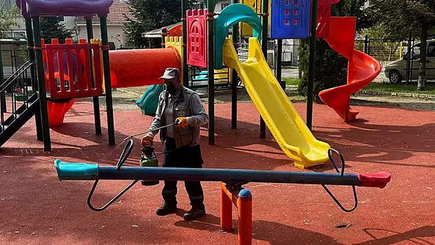 Bozüyük'te çocuk parkları dezenfekte ediliyor