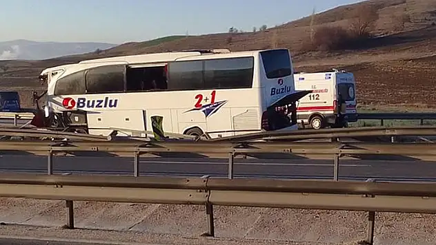 Bozüyük'te yolcu otobüsü bariyerlere çarptı: 14 yaralı
