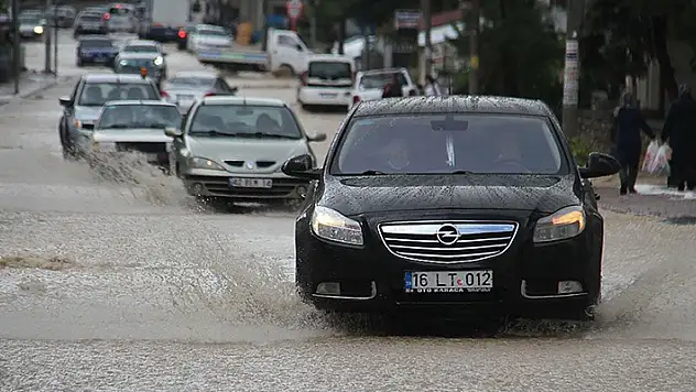 Bu bölgelerde yaşayanlar dikkat! Meteorolojiden 3 bölge için kuvvetli sağanak uyarısı

