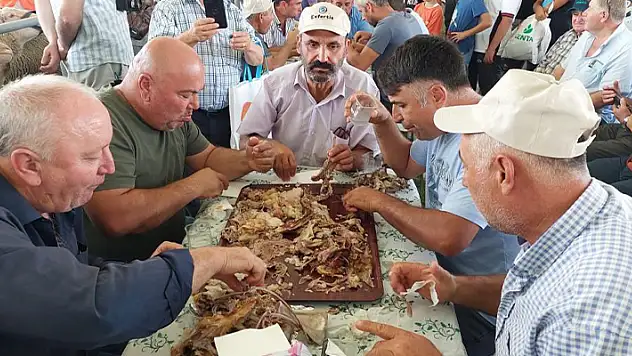 Bu da oğlak yeme yarışması: 10 kilo oğlağı çiğnemeden yediler
