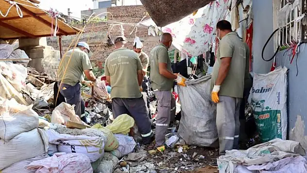Bu evden, 8 saatte 7 kamyon çöp çıktı!