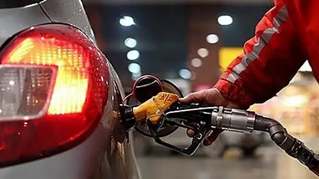 Bu gece yarısı akaryakıt tabelası değişecek! Motorine indirim geliyor 