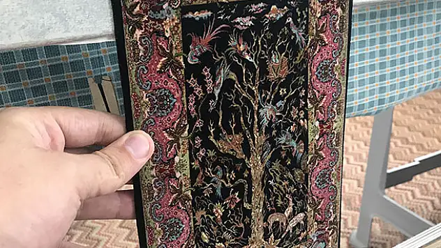 Bu halıların santimetrekaresi üç günde dokunuyor