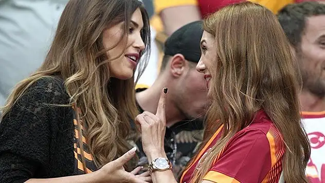 Bu haliyle eşini yalnız bırakmadı