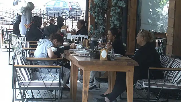 Bu kahvaltı salonunda sadece kadınlar çalışıyor