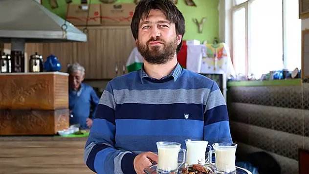 Bu kahvehanede 'hurmalı süt' çaydan çok tüketiliyor