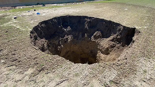 Bu kez Karatay! Konya'da 10 metre çapında yeni obruk oluştu
