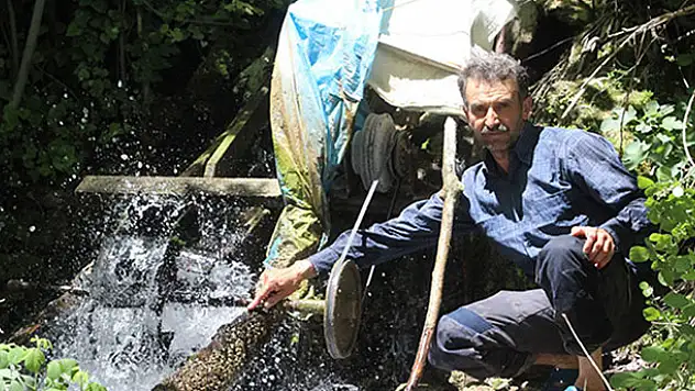 Bu köyde herkes elektrik parası ödüyor bir tek o ödemiyor
