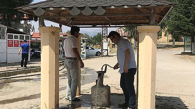 Bu mahalle maden suyunu kuyudan çıkarıyor