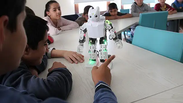 Bu Robot Zeybek Oynuyor