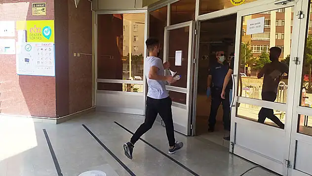 Bu sene de manzara değişmedi YKS'ye koşa koşa son anda yetiştiler