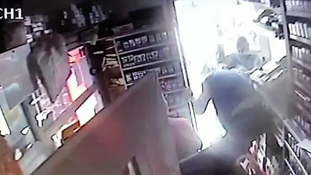 Büfede şakalaşma sonucu çıkan tekme tokat kavga kamerada