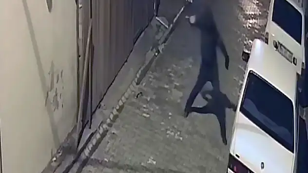 Bujiyle camlarını kırdığı 2 otomobilden 35 bin liralık hırsızlık yaptı

