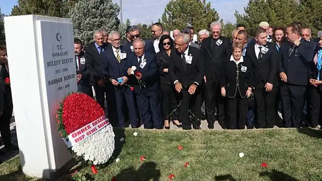 Bülent Ecevit, 17'nci ölüm yıl dönümünde mezarı başında anıldı
