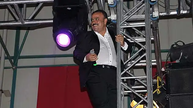 Bülent Serttaş'ın tehlikeli sahne şovu