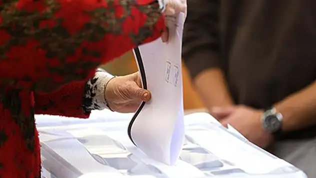 Bulgaristan'da seçmenler erken genel seçim için sandık başına gidiyor
