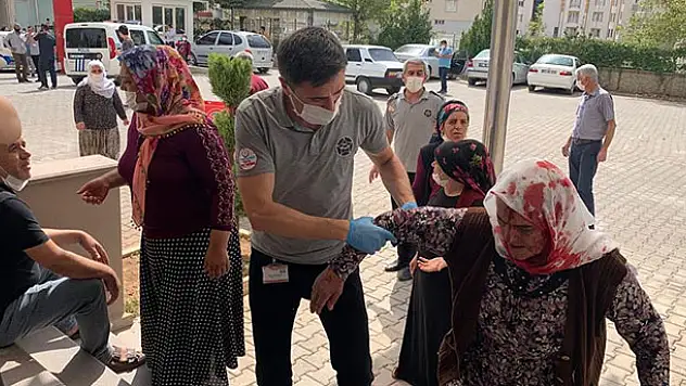 Bunu da gördük! 'Cenazeyi kim defnedecek' kavgasında ortalık savaş alanına döndü