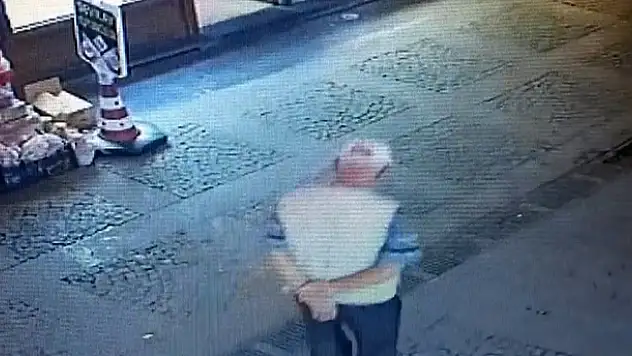 Bunu da gördük! Yere atılan maskeyi alıp yüzüne taktı