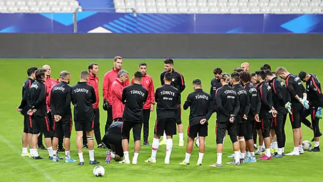 Burak Yılmaz'a Fransa maçı öncesi müdahale!